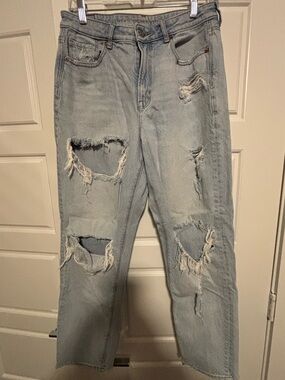 American Eagle Ripped Mom Jeans Light Wash Size 6 Regular
